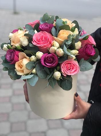 Цветочная композиция из Розы в шляпной коробке в Кваркено